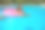 在一个炎热的夏天，一个美丽的女孩在充气甜甜圈上的游泳池里玩得很开心图片下载