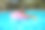 在一个炎热的夏天，一个美丽的女孩在充气甜甜圈上的游泳池里玩得很开心图片下载