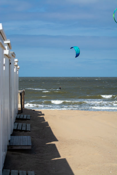 在比利时小镇Knokke-Heist的黄色沙滩上的水上运动，豪华的度假目的地，暑假图片下载