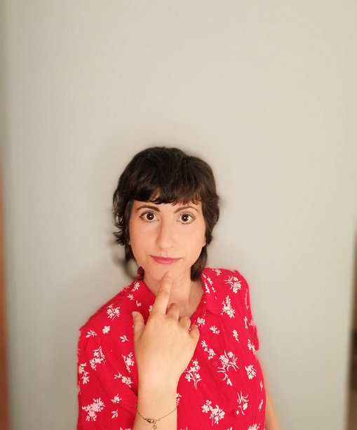 肖像照片的年轻女孩与短头发图片下载