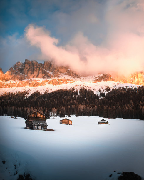 冬天的日落和白云石图片下载