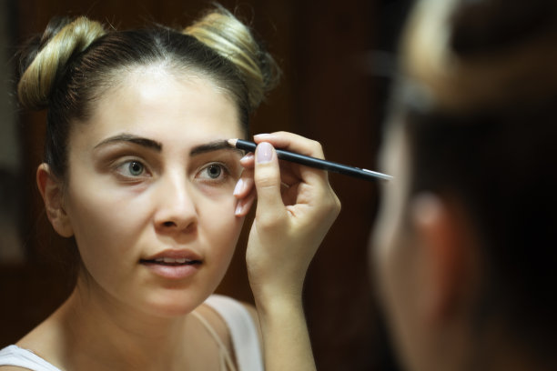 对着镜子化妆的美女图片下载