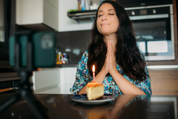 女性庆祝她的生日通过视频电话虚拟派对与朋友图片下载