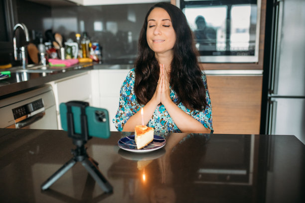 女性庆祝她的生日通过视频电话虚拟派对与朋友图片下载