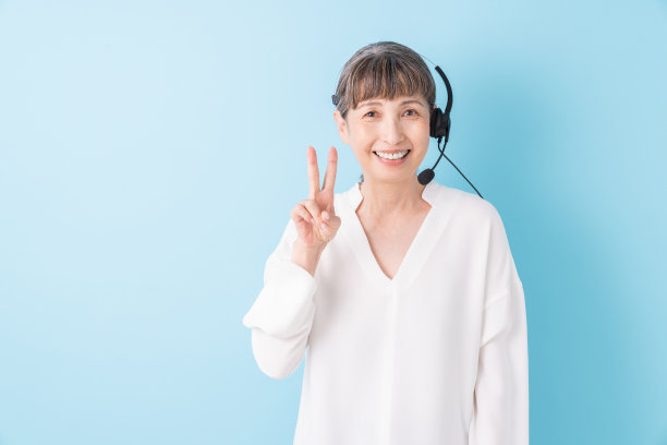 作为操作员的老年妇女图片下载