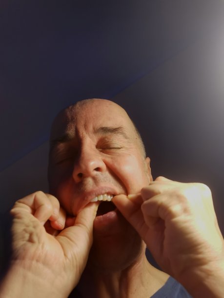 用牙线清洁牙齿图片下载