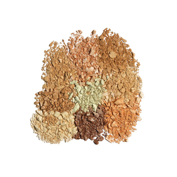 干压碎的彩色眼影作为化妆品样品分离图片下载