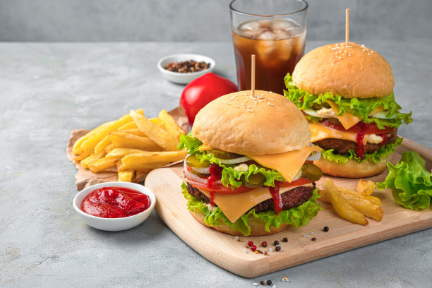 午餐大汉堡，炸薯条和可乐在一个灰色的背景与空间复制图片下载