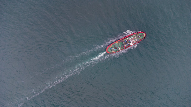 消防船在港口水域执勤。鸟瞰图。图片下载