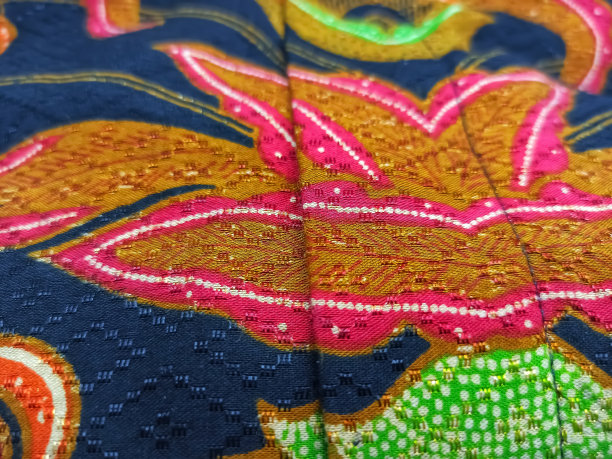 印度尼西亚的蜡染衣服，有色彩鲜艳的花卉图案图片下载