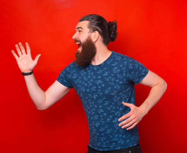 照片上年轻的大胡子男人在跑步，我迟到了，冲的概念图片下载