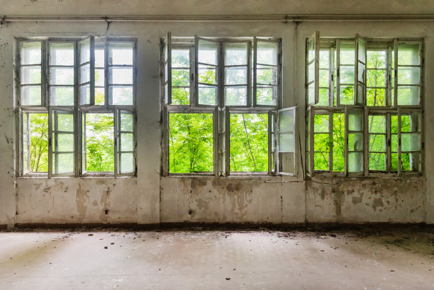 一个废弃的废弃仓库的内部。旧的窗户图片下载