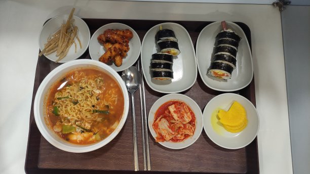 韩国餐厅一顿饭，拉面，夹馍，配菜图片下载
