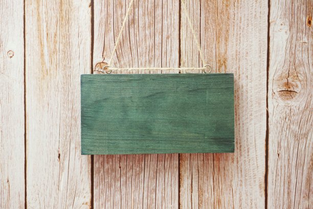 空木板挂在木制背景上图片下载
