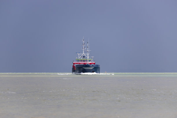 在海上航行的大船。背景是没有云彩的蓝天图片下载