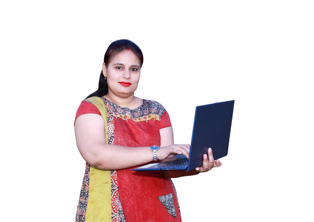 在笔记本电脑上工作的微笑女人的肖像图片下载