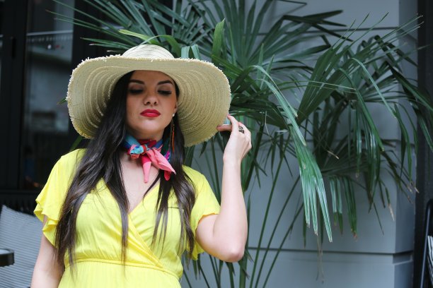 年轻漂亮的女人穿着黄色的夏季休闲装图片下载