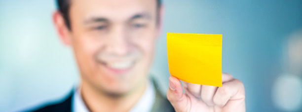 那个商人在窗户上贴了一张贴纸图片下载