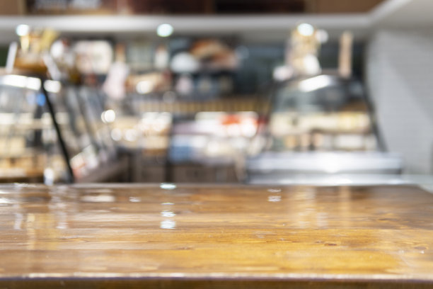 一个面包店的空桌子的特写图片下载