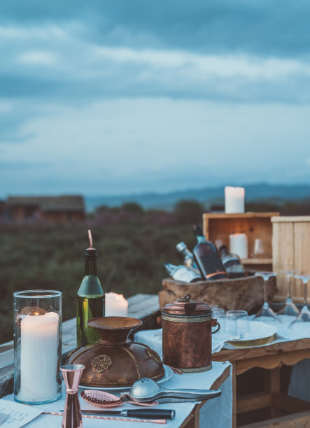 豪华露营在草原图片下载