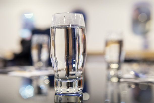 餐桌上放着几杯水图片下载