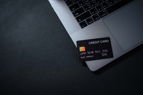 笔记本电脑上信用卡的黑色图像。图片下载