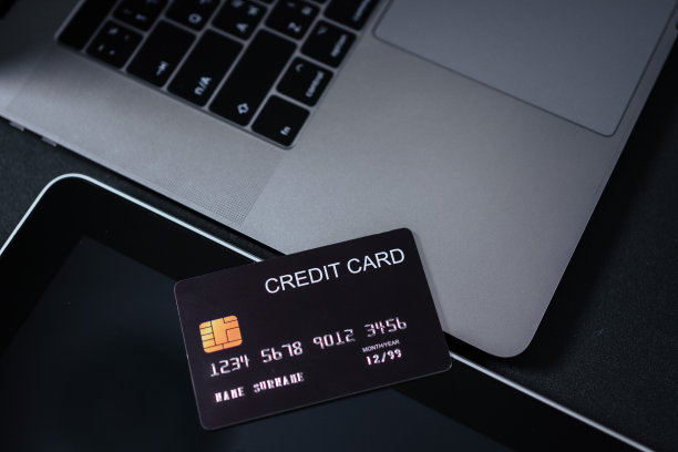 数字平板电脑上黑色的信用卡图像。图片下载