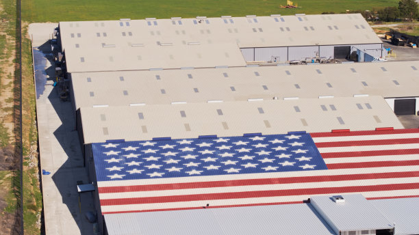 星条旗在班宁，CA的屋顶鸟瞰图图片下载