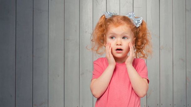 红发小女孩又惊又怕，左顾右盼又害怕，怕什么可怕的东西。本空间图片下载