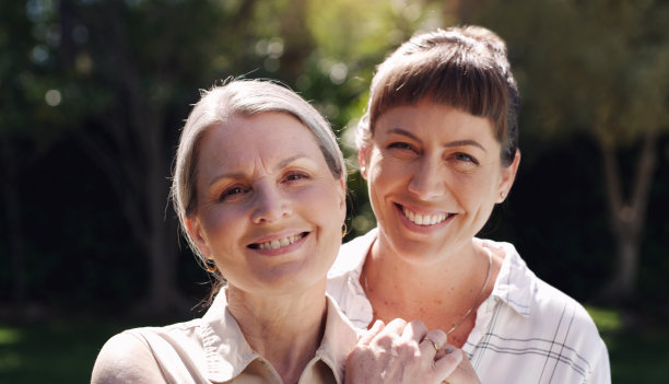 母亲和女儿在外面拥抱图片下载