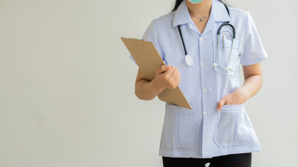 美丽的亚洲女医生在白色连衣裙与听诊器，腰部以上，医学学生。女性医护人员图片下载