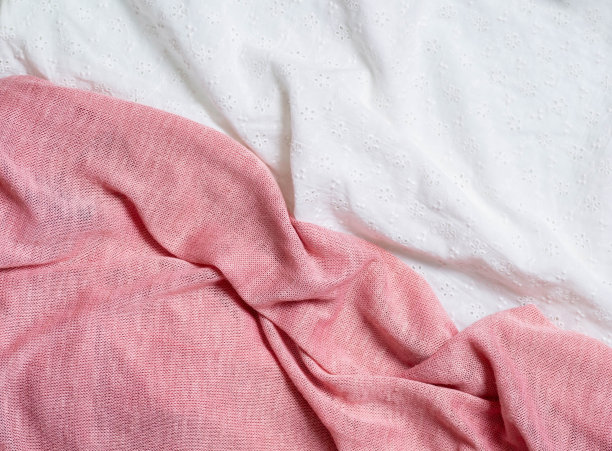 背景白色棉织物和粉红色针织物。图片下载