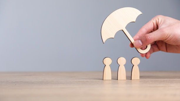 撑着伞的男人和木制的人图片下载