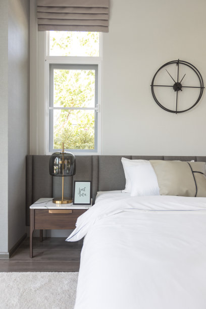 现代舒适的白色卧室内部与边桌。图片下载