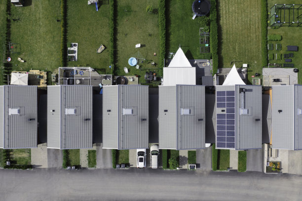 从上到下，可以看到带后院的排屋图片下载