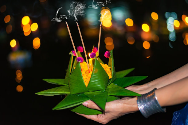 泰国的水牛节。一年一度的祭礼要向河神道歉图片下载