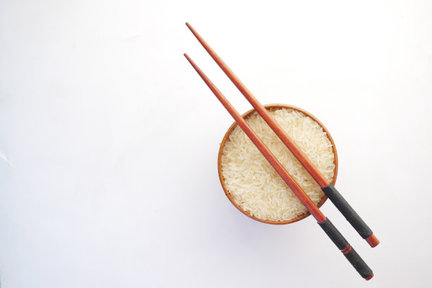 白色背景的长粒糙米图片下载