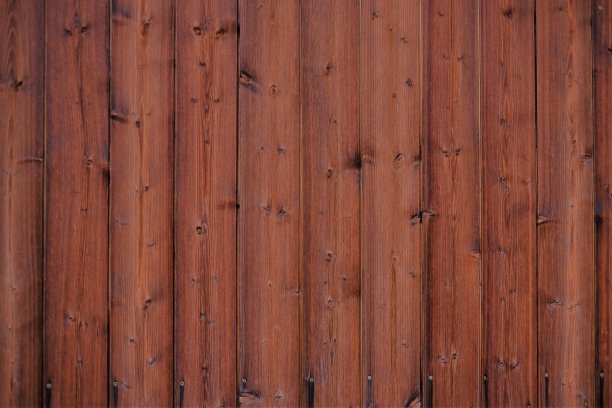 木板的背景。木材纹理。木制的红色破旧的表面。质朴的木质垃圾纹理。条纹木材板。深色破旧的木板背景图片下载