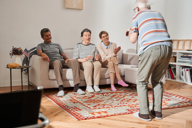 老人在玩休闲游戏时推搡手势图片下载