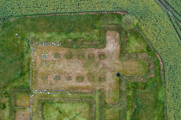 无人机拍摄的Aebelholt修道院废墟，丹麦图片下载