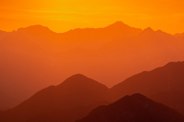 日落时群山的剪影图片下载