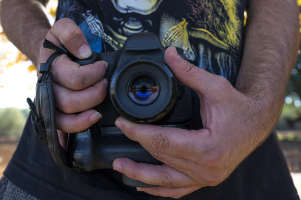 摄影师用数码单反相机拍照。图片下载