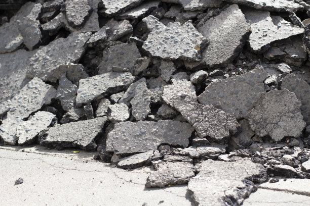 破碎的沥青。柏油路的碎片。图片下载
