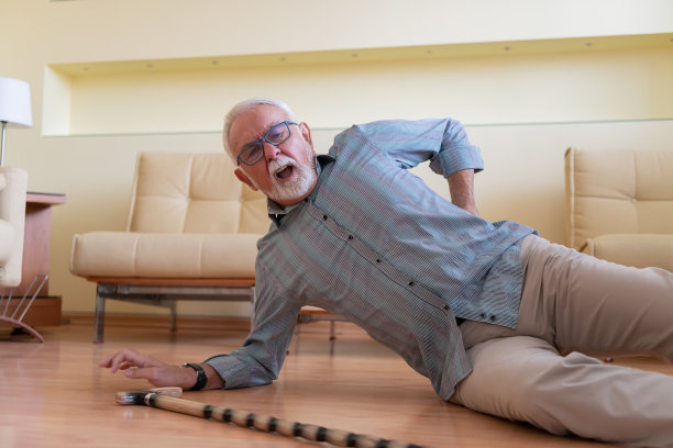 一个拄着拐杖的老人在一次事故后躺在地上。图片下载