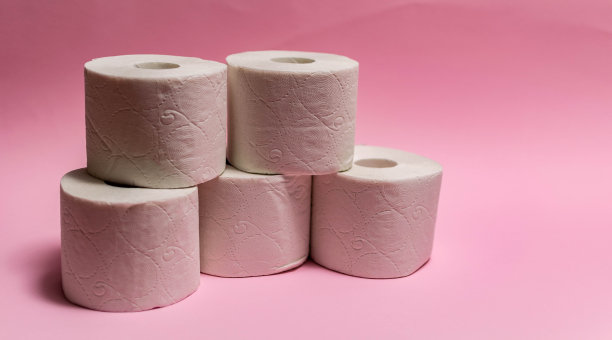 厕纸上的粉色背景，广告材料。图片下载
