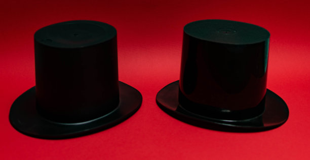 绅士俱乐部，高顶礼帽，白手套，领结，红色背景。图片下载