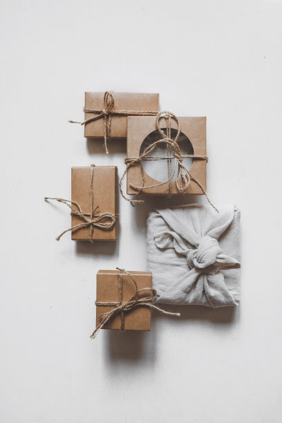 礼物盒子。圣诞零废物盒环保包装。平铺包装礼品牛皮纸绿色丝带白色背景，生态圣诞假日概念，生态装饰，礼品背景，节日图片下载