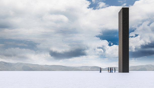 沙漠中巨大的黑色巨石和等待的人群。图片下载