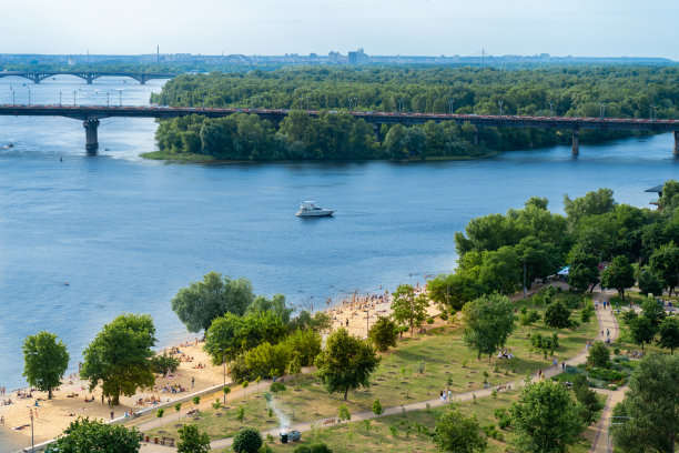 基辅右岸全景。第聂伯河，傍晚和日落。地铁桥。的景象。从阳台看风景不错图片下载