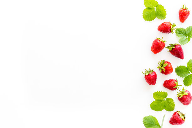 一组带绿叶的成熟草莓。平躺图片下载